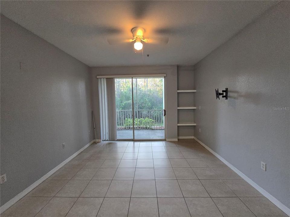 Active With Contract: $1,599 (2 beds, 1 baths, 901 Square Feet)