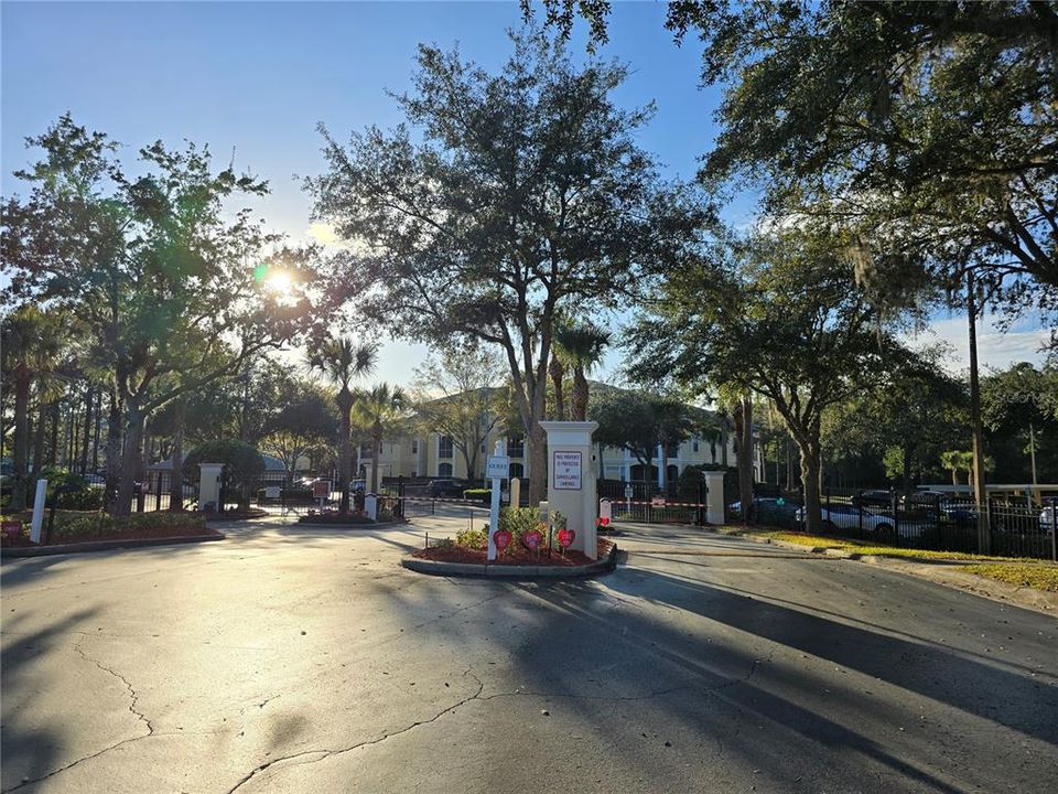 Active With Contract: $1,599 (2 beds, 1 baths, 901 Square Feet)