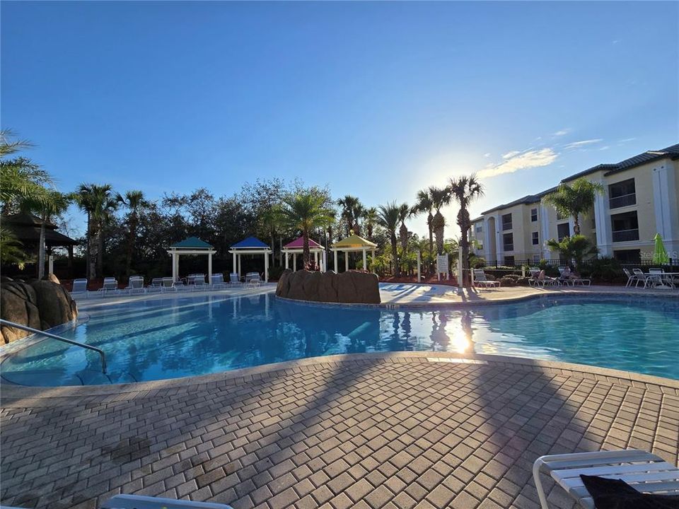 Active With Contract: $1,599 (2 beds, 1 baths, 901 Square Feet)
