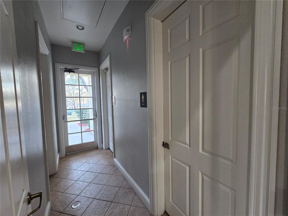 Active With Contract: $1,599 (2 beds, 1 baths, 901 Square Feet)