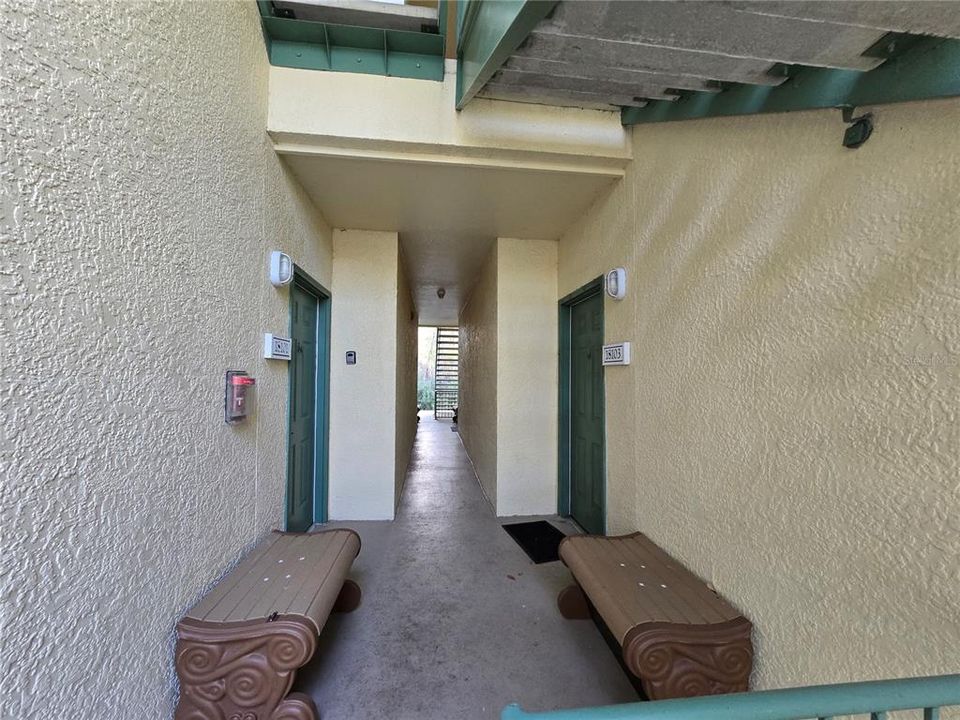 Active With Contract: $1,599 (2 beds, 1 baths, 901 Square Feet)