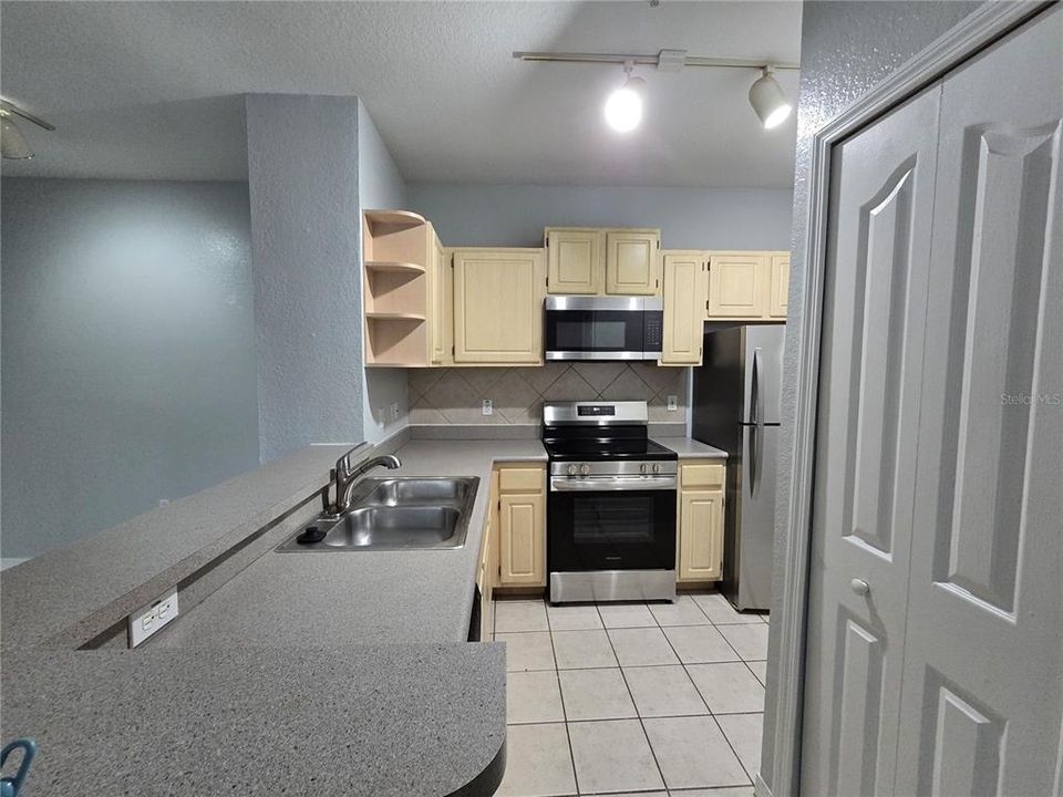 Active With Contract: $1,599 (2 beds, 1 baths, 901 Square Feet)