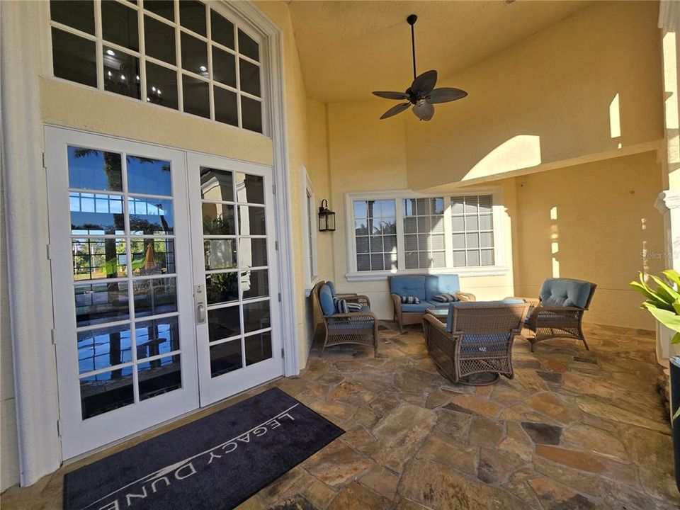 Active With Contract: $1,599 (2 beds, 1 baths, 901 Square Feet)