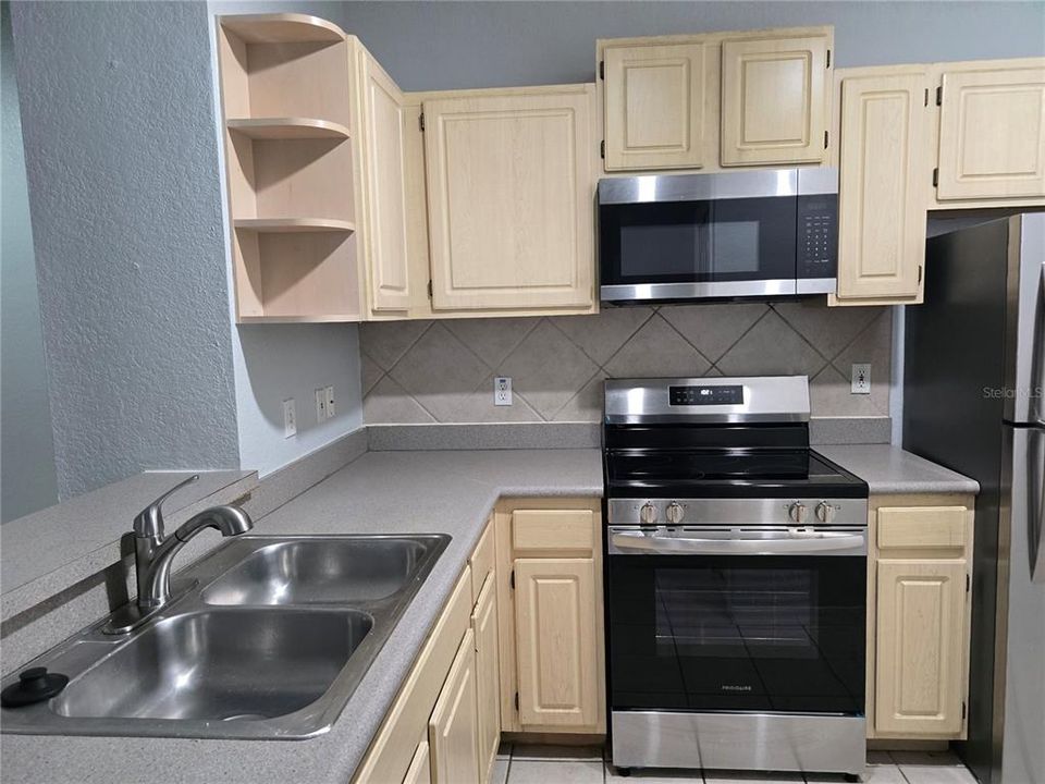 Active With Contract: $1,599 (2 beds, 1 baths, 901 Square Feet)