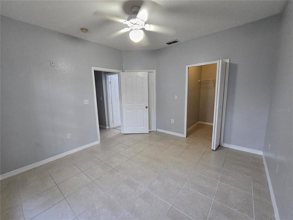 Active With Contract: $1,599 (2 beds, 1 baths, 901 Square Feet)
