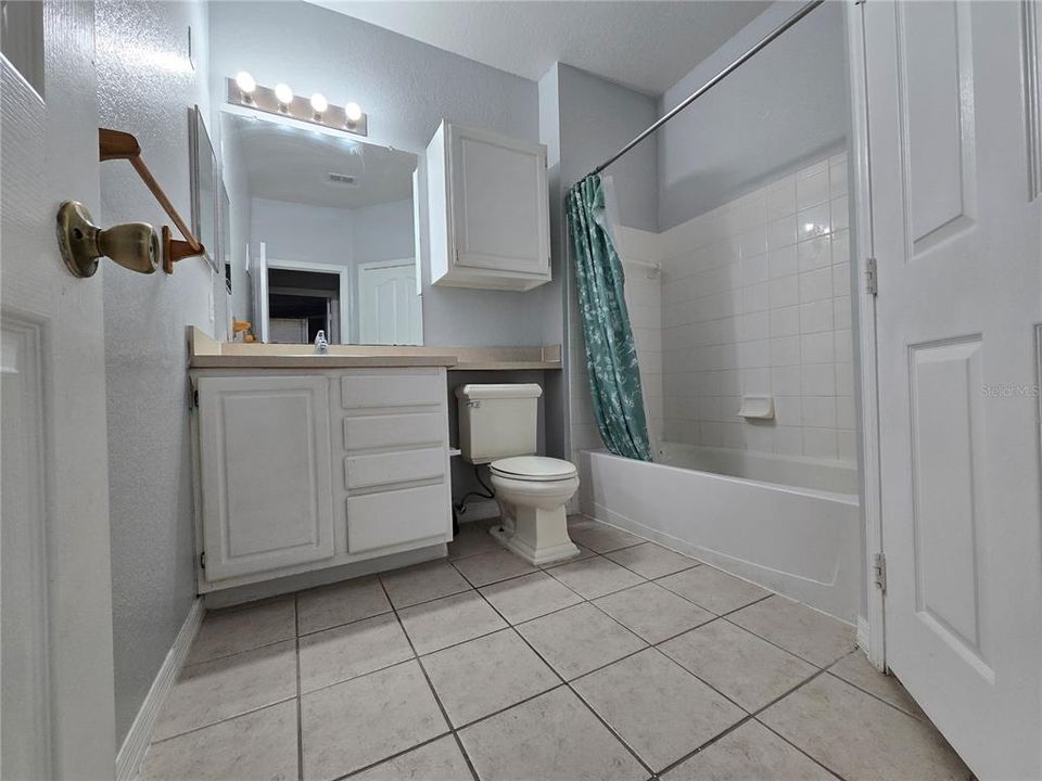 Active With Contract: $1,599 (2 beds, 1 baths, 901 Square Feet)