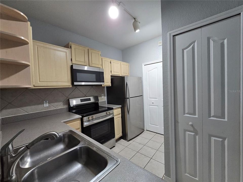 Active With Contract: $1,599 (2 beds, 1 baths, 901 Square Feet)