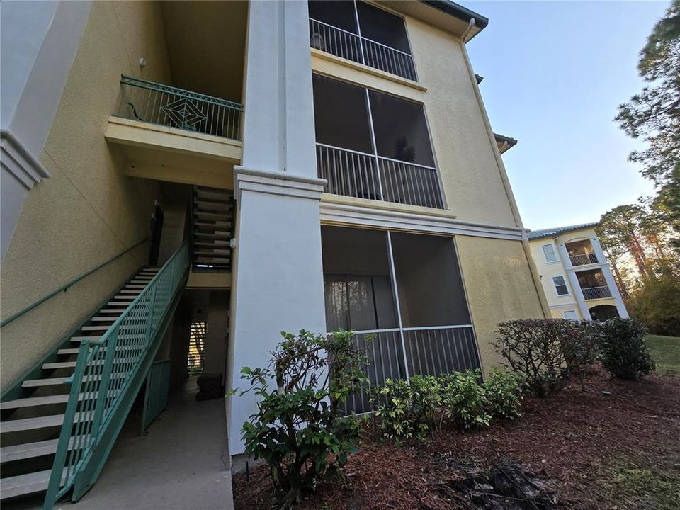 Active With Contract: $1,599 (2 beds, 1 baths, 901 Square Feet)