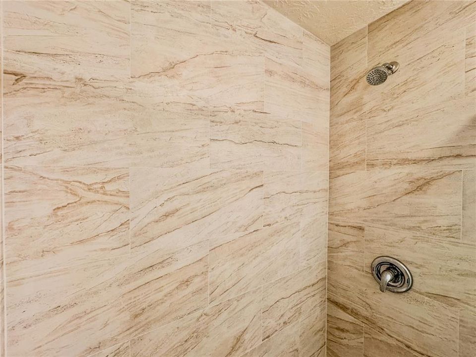 En Venta: $375,000 (4 camas, 3 baños, 1989 Pies cuadrados)