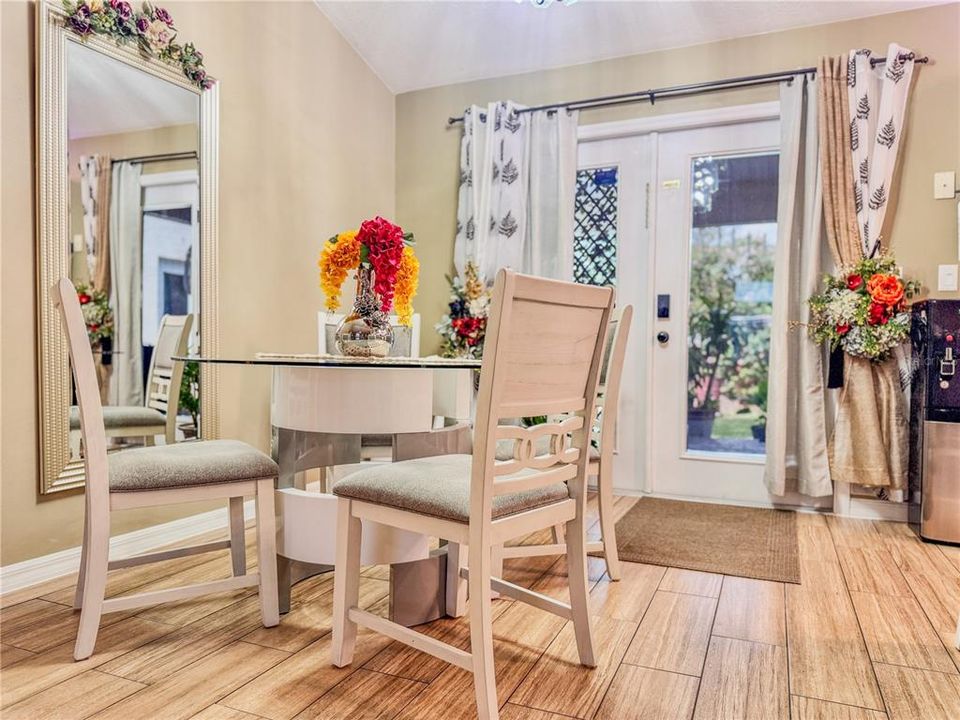 En Venta: $375,000 (4 camas, 3 baños, 1989 Pies cuadrados)