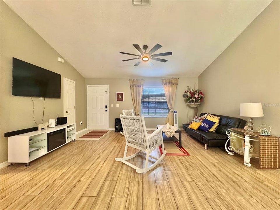 En Venta: $375,000 (4 camas, 3 baños, 1989 Pies cuadrados)
