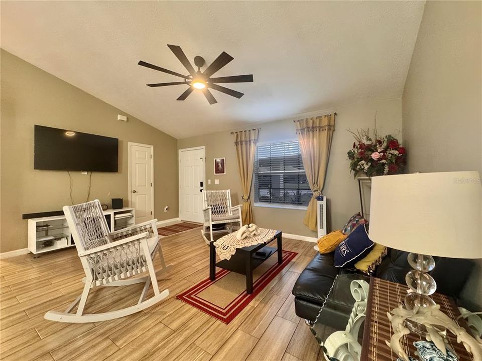 En Venta: $375,000 (4 camas, 3 baños, 1989 Pies cuadrados)