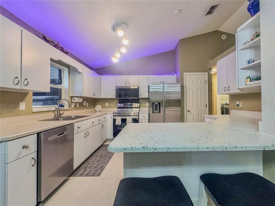 En Venta: $375,000 (4 camas, 3 baños, 1989 Pies cuadrados)