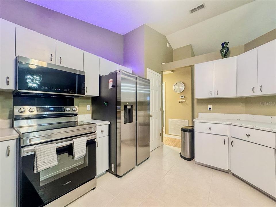 En Venta: $375,000 (4 camas, 3 baños, 1989 Pies cuadrados)