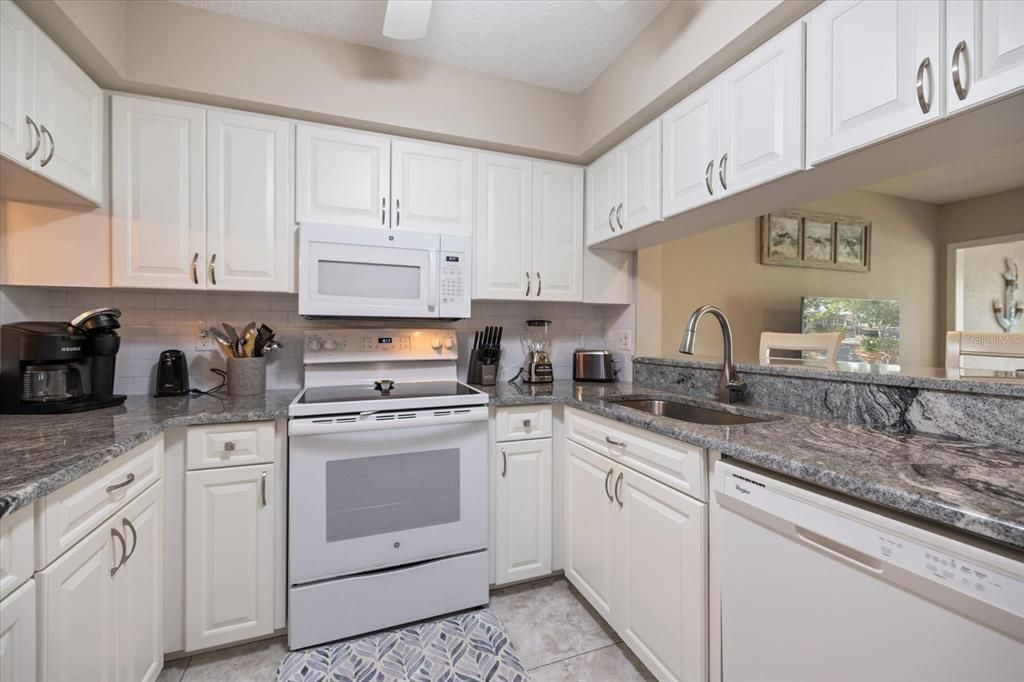 For Rent: $2,200 (2 beds, 2 baths, 1012 Square Feet)