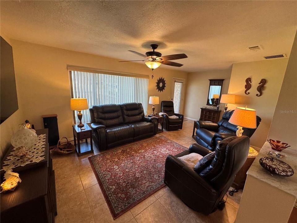 Activo con contrato: $314,900 (3 camas, 2 baños, 1432 Pies cuadrados)