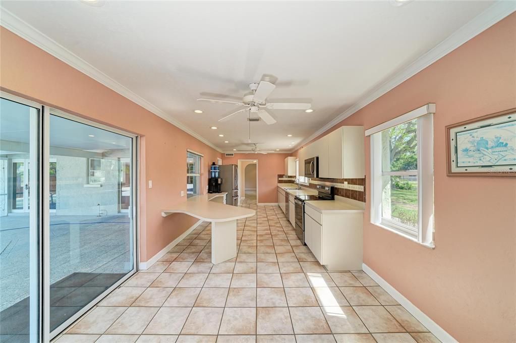 合同活跃: $850,000 (3 贝兹, 2 浴室, 2408 平方英尺)