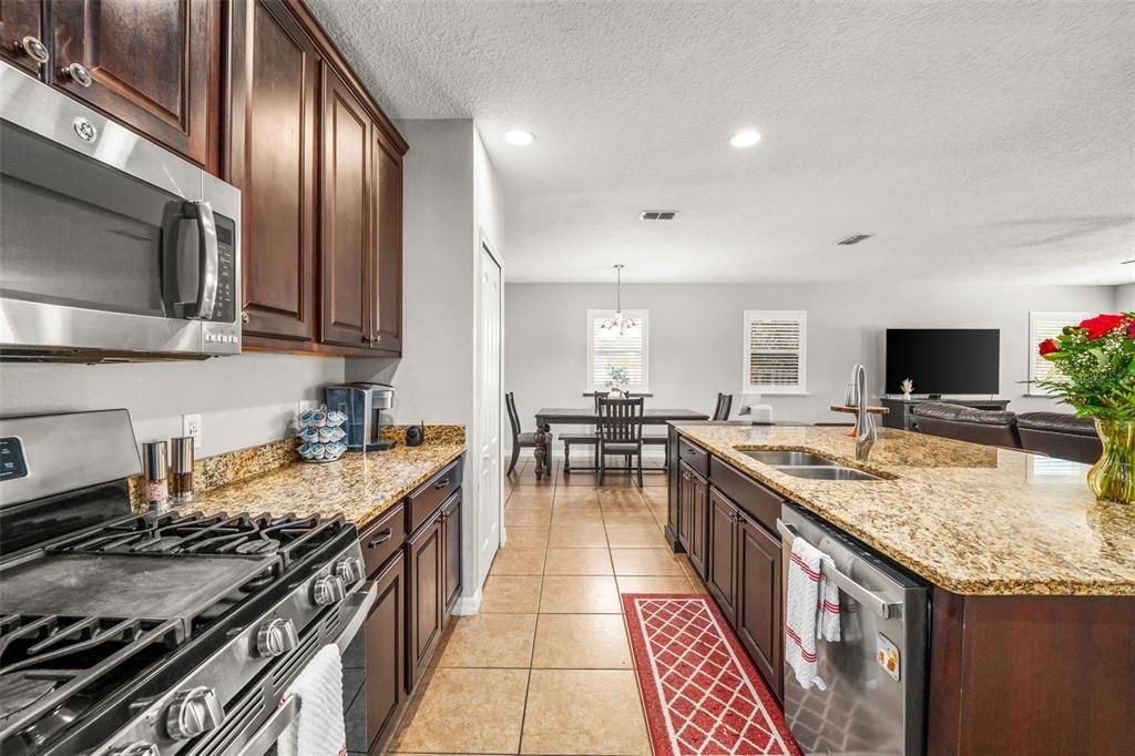 Activo con contrato: $449,900 (4 camas, 2 baños, 3350 Pies cuadrados)