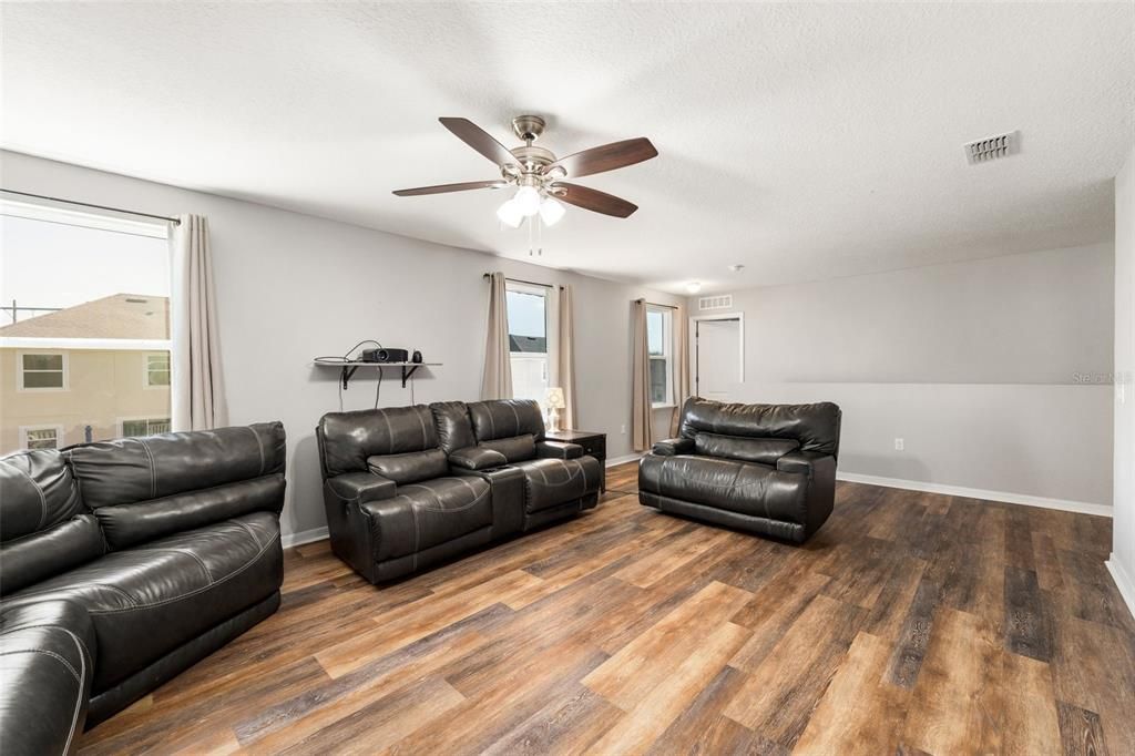 Activo con contrato: $449,900 (4 camas, 2 baños, 3350 Pies cuadrados)