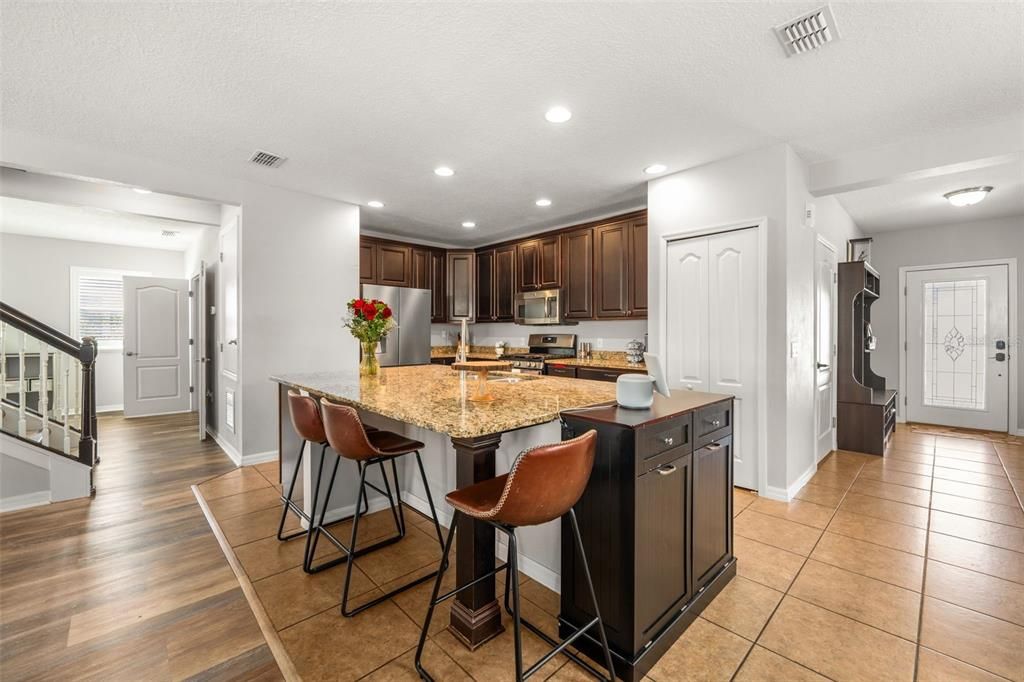 Activo con contrato: $449,900 (4 camas, 2 baños, 3350 Pies cuadrados)