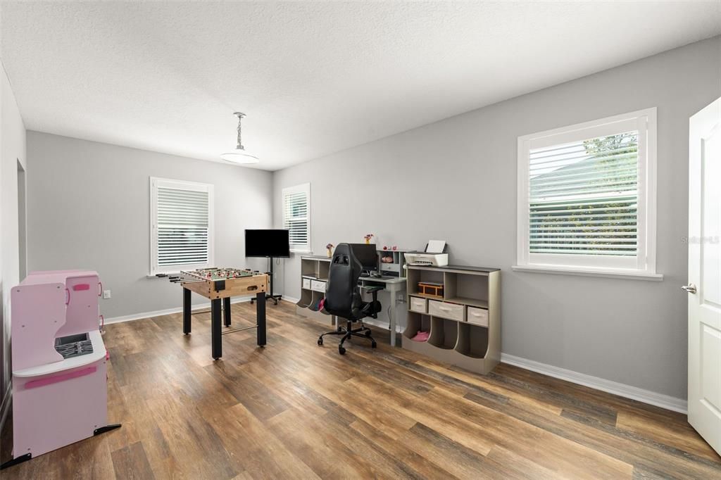 Activo con contrato: $449,900 (4 camas, 2 baños, 3350 Pies cuadrados)