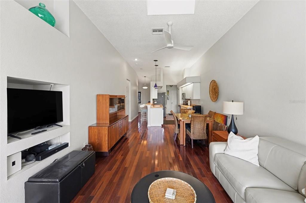 На продажу: $294,900 (2 спален, 2 ванн, 1086 Квадратных фут)