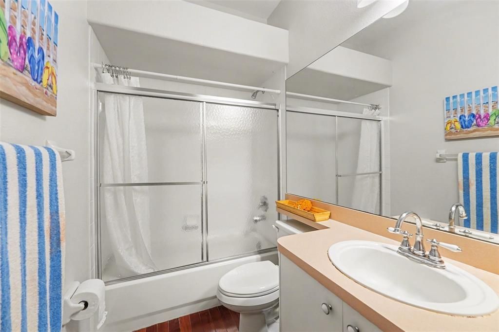 На продажу: $294,900 (2 спален, 2 ванн, 1086 Квадратных фут)