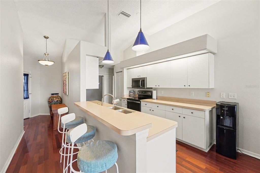 На продажу: $294,900 (2 спален, 2 ванн, 1086 Квадратных фут)