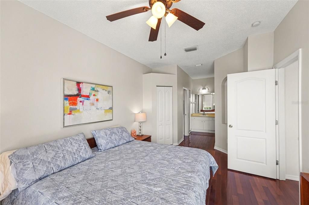 На продажу: $294,900 (2 спален, 2 ванн, 1086 Квадратных фут)