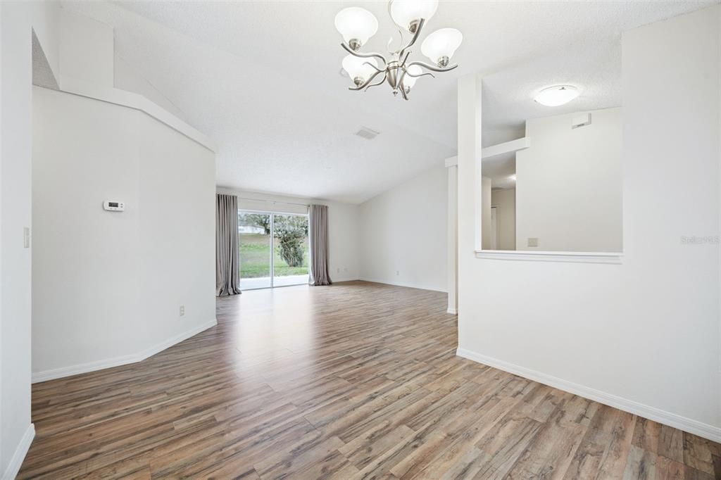 Activo con contrato: $347,500 (3 camas, 2 baños, 1355 Pies cuadrados)