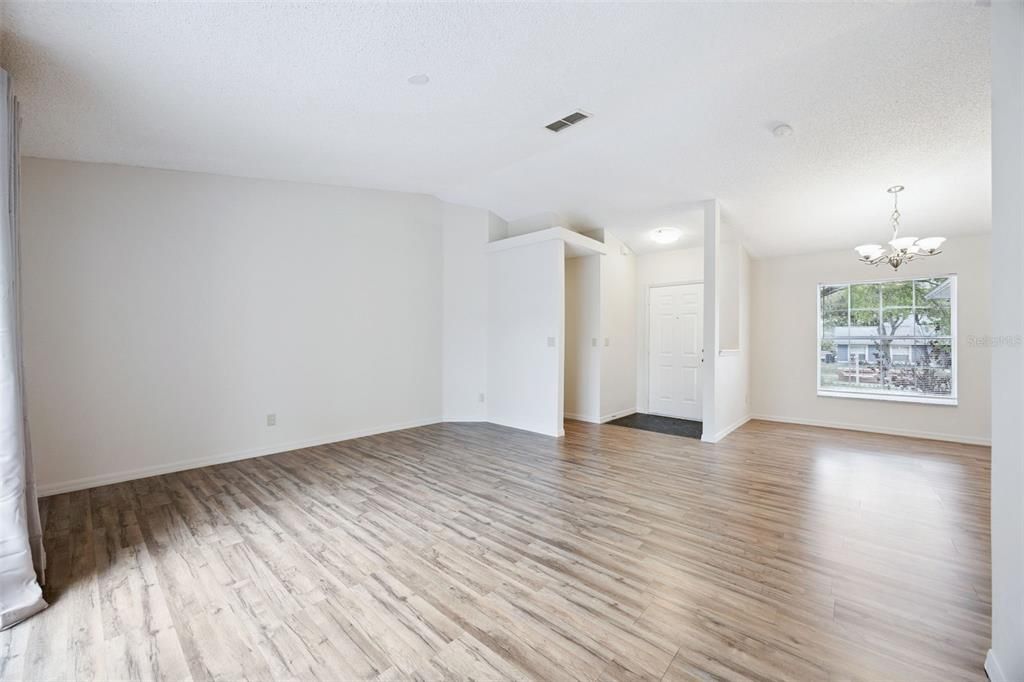 Activo con contrato: $347,500 (3 camas, 2 baños, 1355 Pies cuadrados)