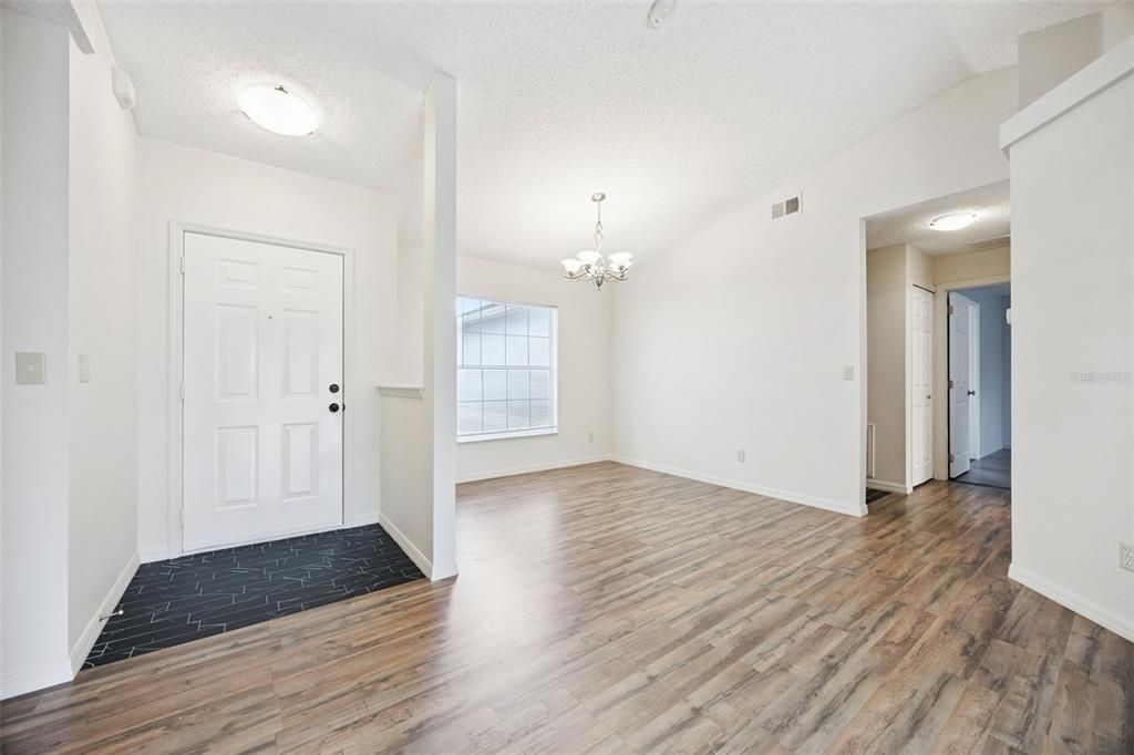 Activo con contrato: $347,500 (3 camas, 2 baños, 1355 Pies cuadrados)