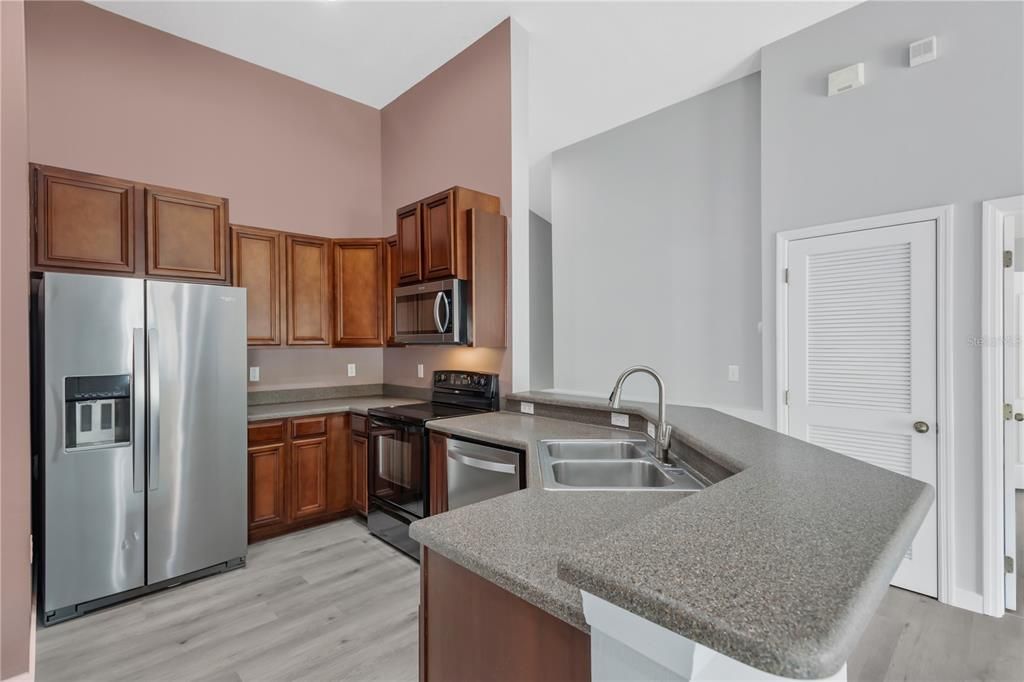 For Sale: $269,000 (2 beds, 2 baths, 1253 Square Feet)