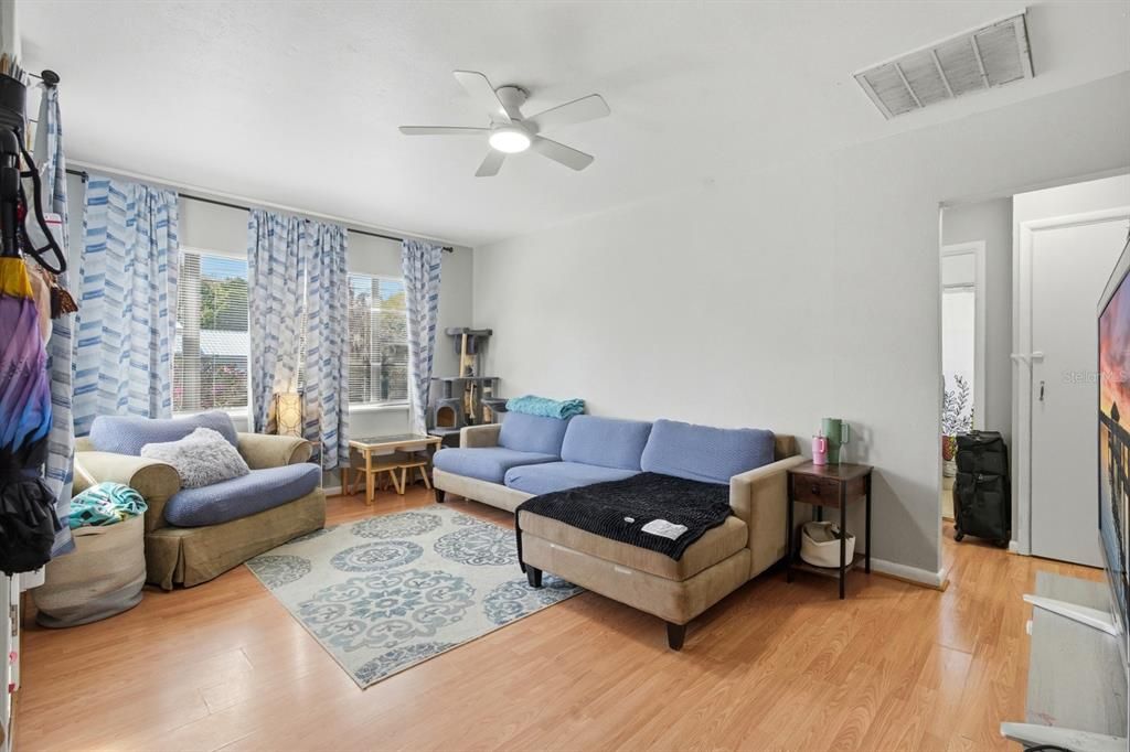 For Sale: $195,000 (3 beds, 1 baths, 876 Square Feet)