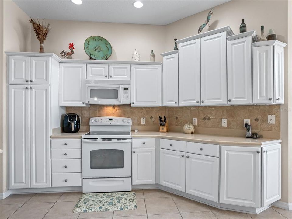 Active With Contract: $479,000 (3 beds, 2 baths, 1927 Square Feet)