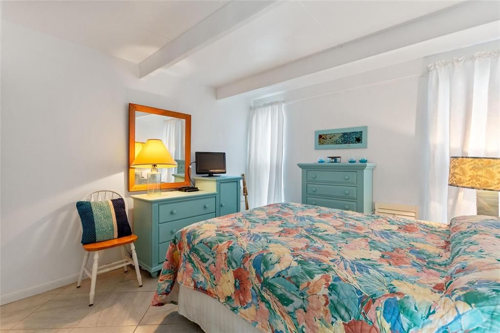 For Sale: $105,000 (1 beds, 1 baths, 648 Square Feet)