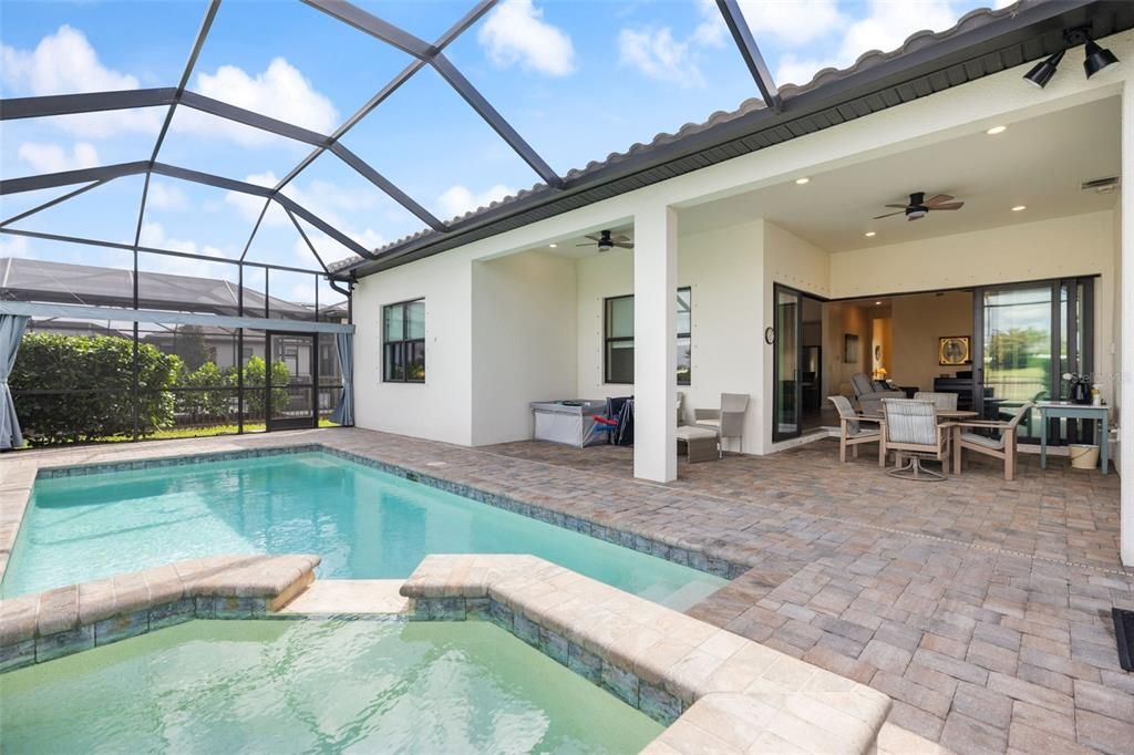 Activo con contrato: $789,000 (3 camas, 2 baños, 2000 Pies cuadrados)