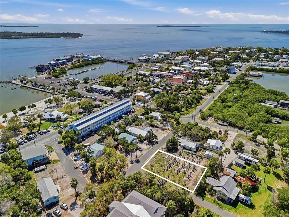 На продажу: $169,000 (0.18 acres)