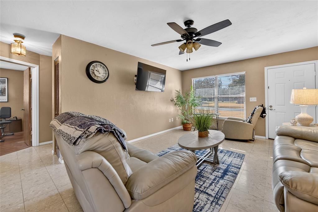 For Sale: $219,000 (2 beds, 2 baths, 1186 Square Feet)