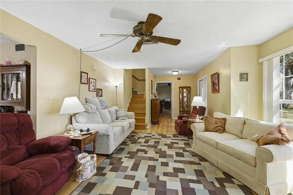En Venta: $519,900 (4 camas, 3 baños, 1956 Pies cuadrados)