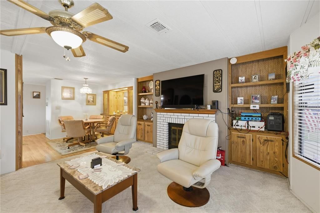 合同活跃: $154,999 (2 贝兹, 2 浴室, 1399 平方英尺)