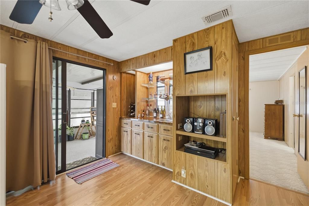 合同活跃: $154,999 (2 贝兹, 2 浴室, 1399 平方英尺)