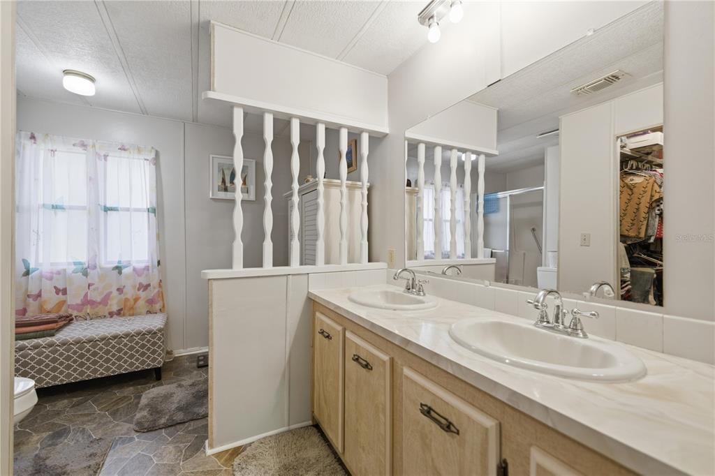 合同活跃: $154,999 (2 贝兹, 2 浴室, 1399 平方英尺)