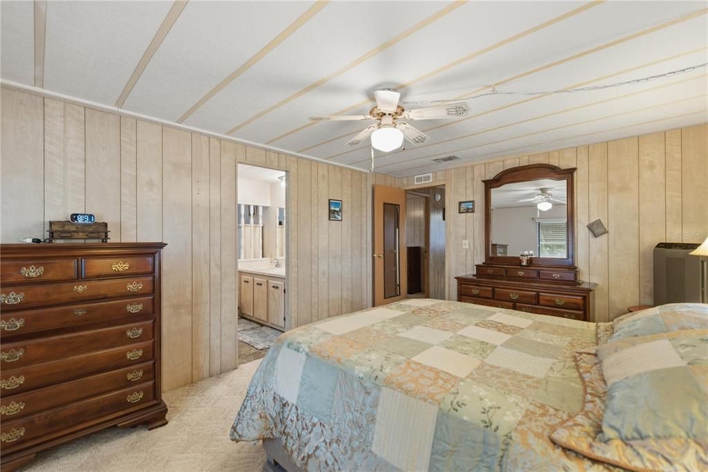 合同活跃: $154,999 (2 贝兹, 2 浴室, 1399 平方英尺)