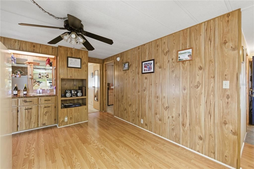 合同活跃: $154,999 (2 贝兹, 2 浴室, 1399 平方英尺)