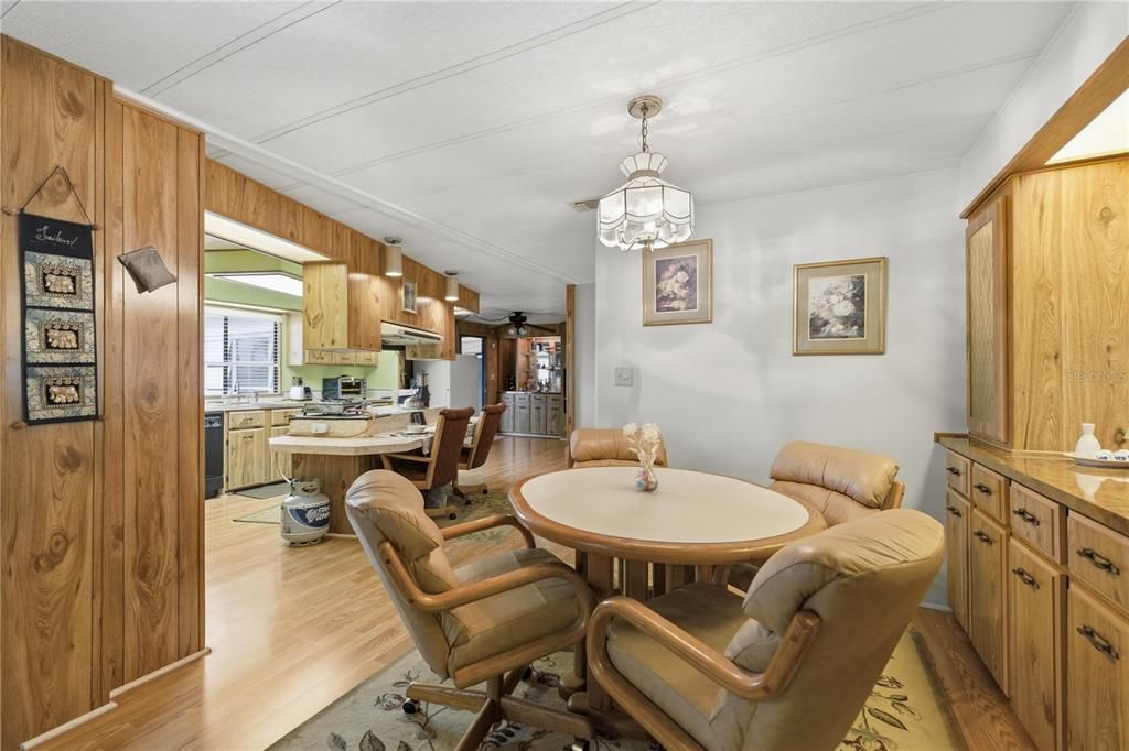 合同活跃: $154,999 (2 贝兹, 2 浴室, 1399 平方英尺)