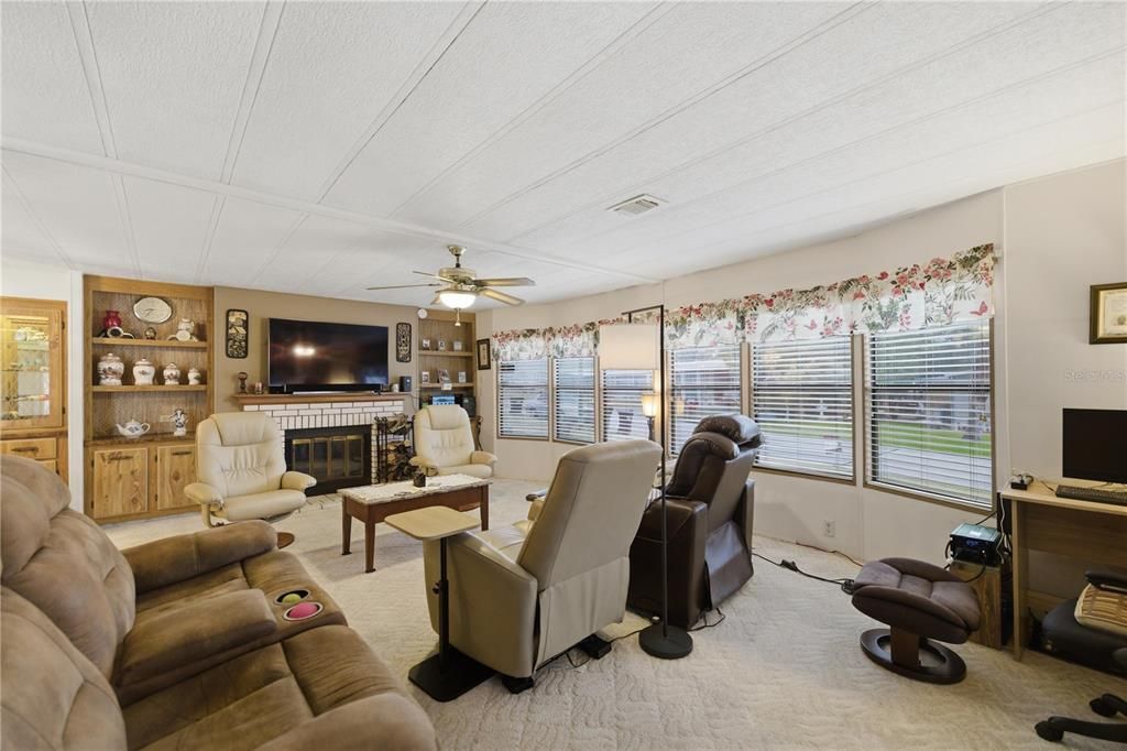 合同活跃: $154,999 (2 贝兹, 2 浴室, 1399 平方英尺)