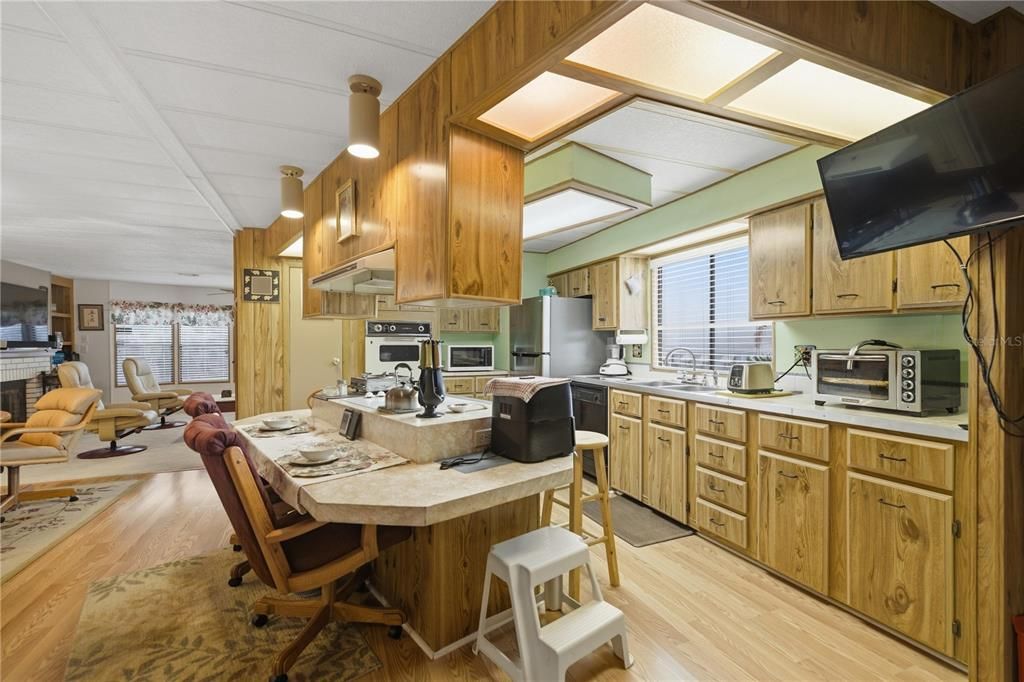 合同活跃: $154,999 (2 贝兹, 2 浴室, 1399 平方英尺)