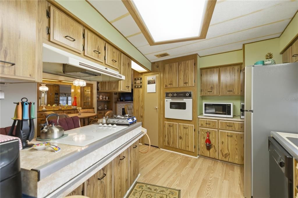 合同活跃: $154,999 (2 贝兹, 2 浴室, 1399 平方英尺)