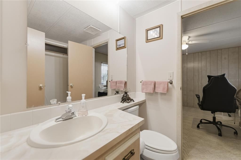 合同活跃: $154,999 (2 贝兹, 2 浴室, 1399 平方英尺)